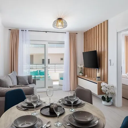 Elvin With Sea View Apartment