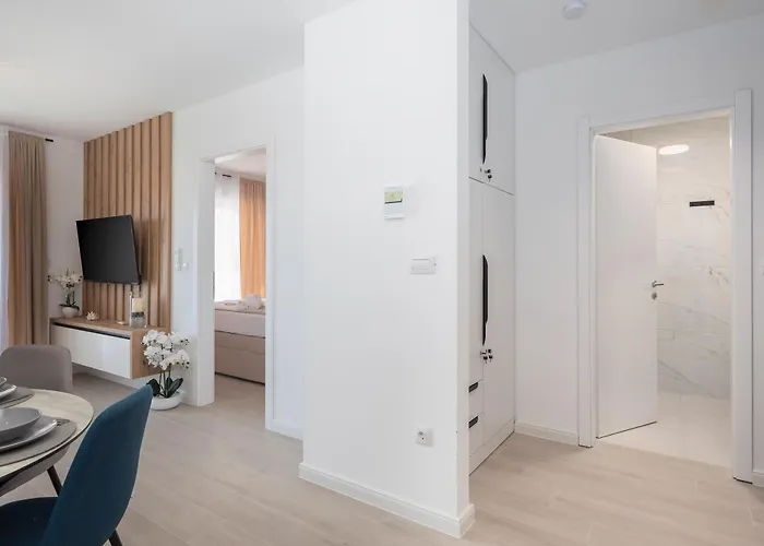 Elvin With Sea View Promajna