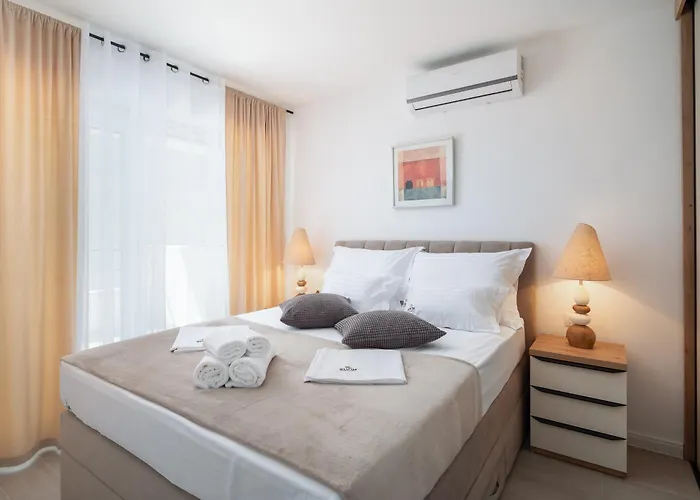 Elvin With Sea View Apartment