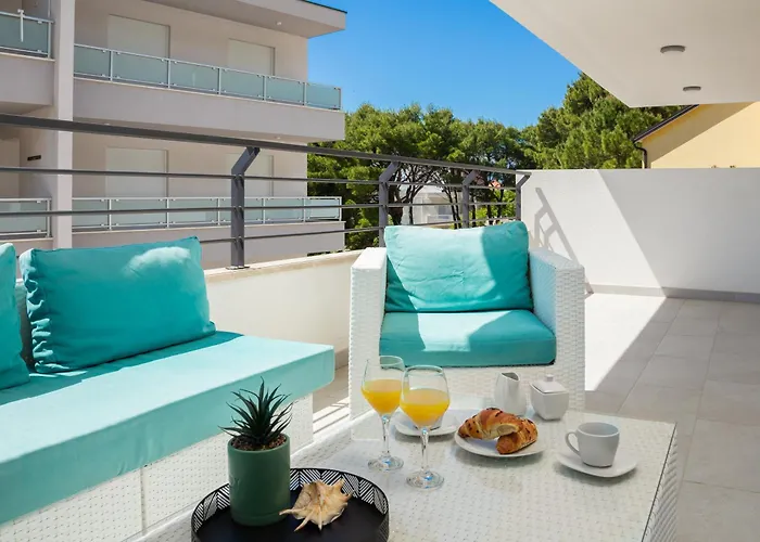 Elvin With Sea View Apartment Promajna