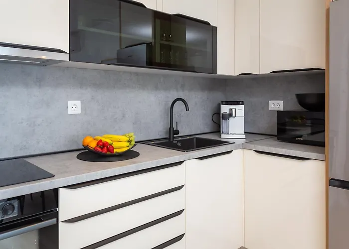 Elvin With Sea View Promajna