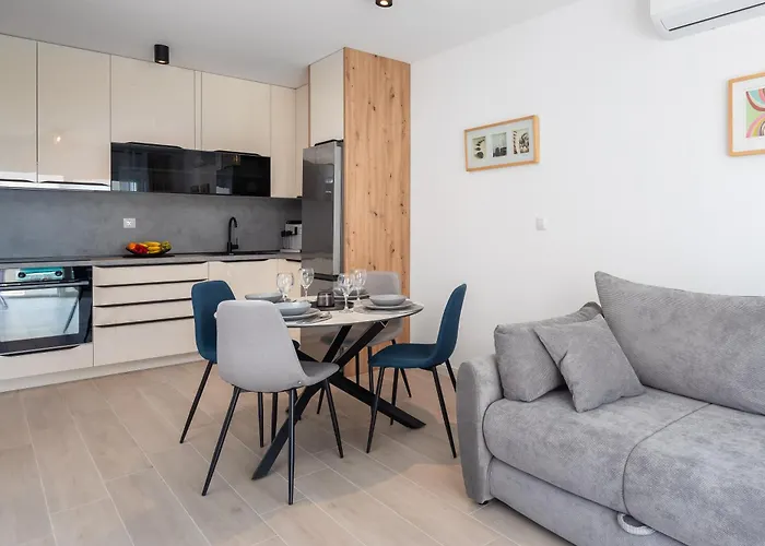 Elvin With Sea View Apartment Promajna